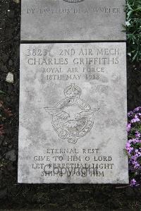 Boulogne Eastern Cemetery - Griffiths, Charles